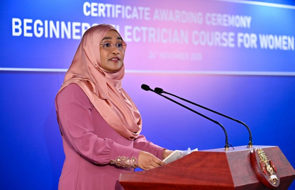 އިޖުތިމާޢީ އަދި ރަސްމީ ޚިދުމަތުގެ އިތުރަށް އަންހެނުންނަކީ ގޭތެރޭގެ ވަރަށް ބުރަބޮޑު ޒިންމާތަކެއް އުފުލާބައެއް: ފަސްޓް ލޭޑީ