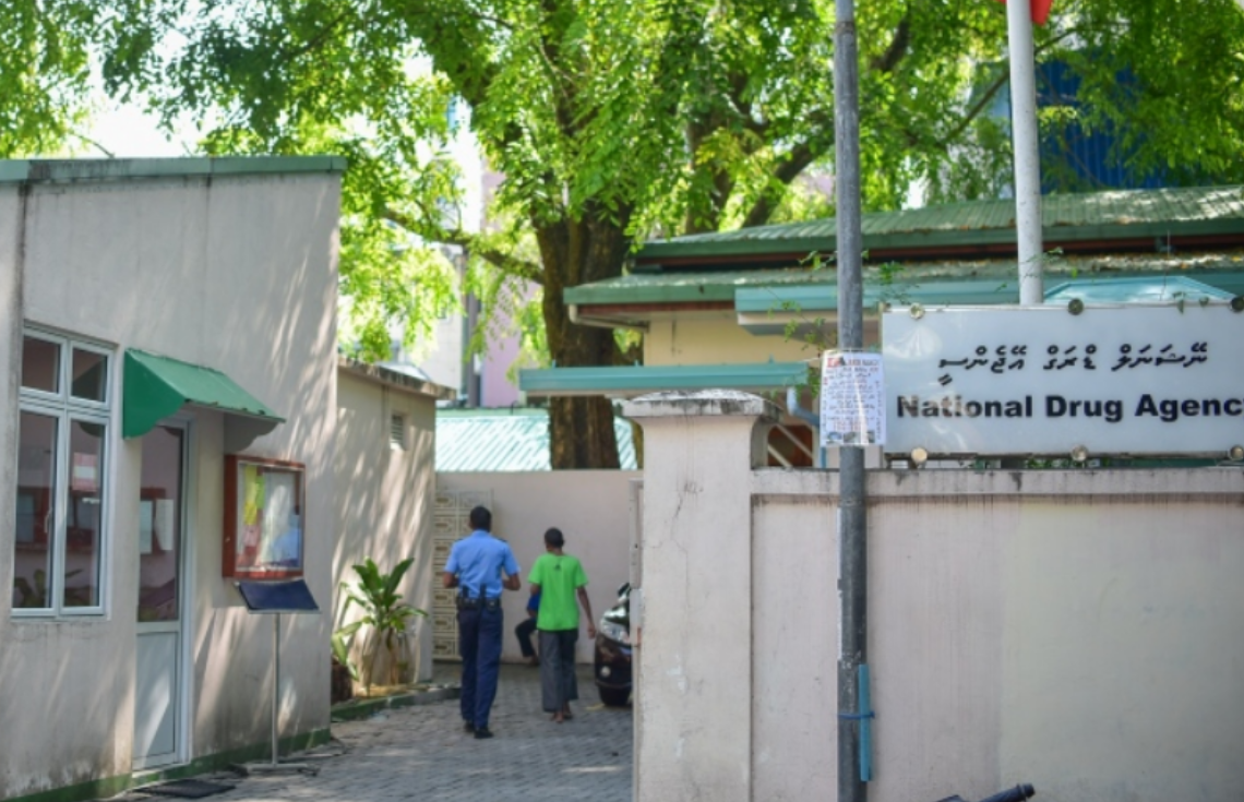 މަސްތުވާތަކެތީގެ މައްސަލައެއްގައި އެންޑީއޭގެ މުވައްޒަފަކު އަނެއްކާވެސް ހައްޔަރުކޮށްފި