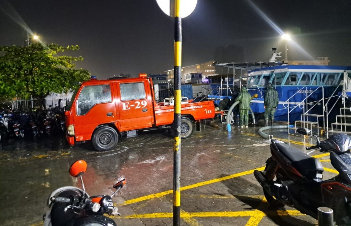 ބޯކޮށް ވާރޭވެހި، މާލޭގެ ފެންބޮޑުވެފައިވާ މަގުތަކުން ފެން ހިންދުމުގެ މަސައްކަތް ފަށައިފި