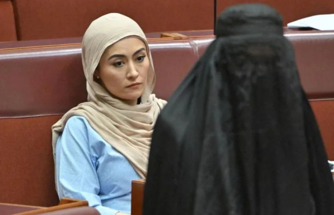 މުސްލިމުންނަށް ހަޖޫޖެހުމަށް މޫނުބުރުގާ އަޅައިގެން އައި އޮސްޓްރޭލިއާ ސެނެޓަރ ހަފްތާއަކަށް ސަސްޕެންޑްކޮށްފި