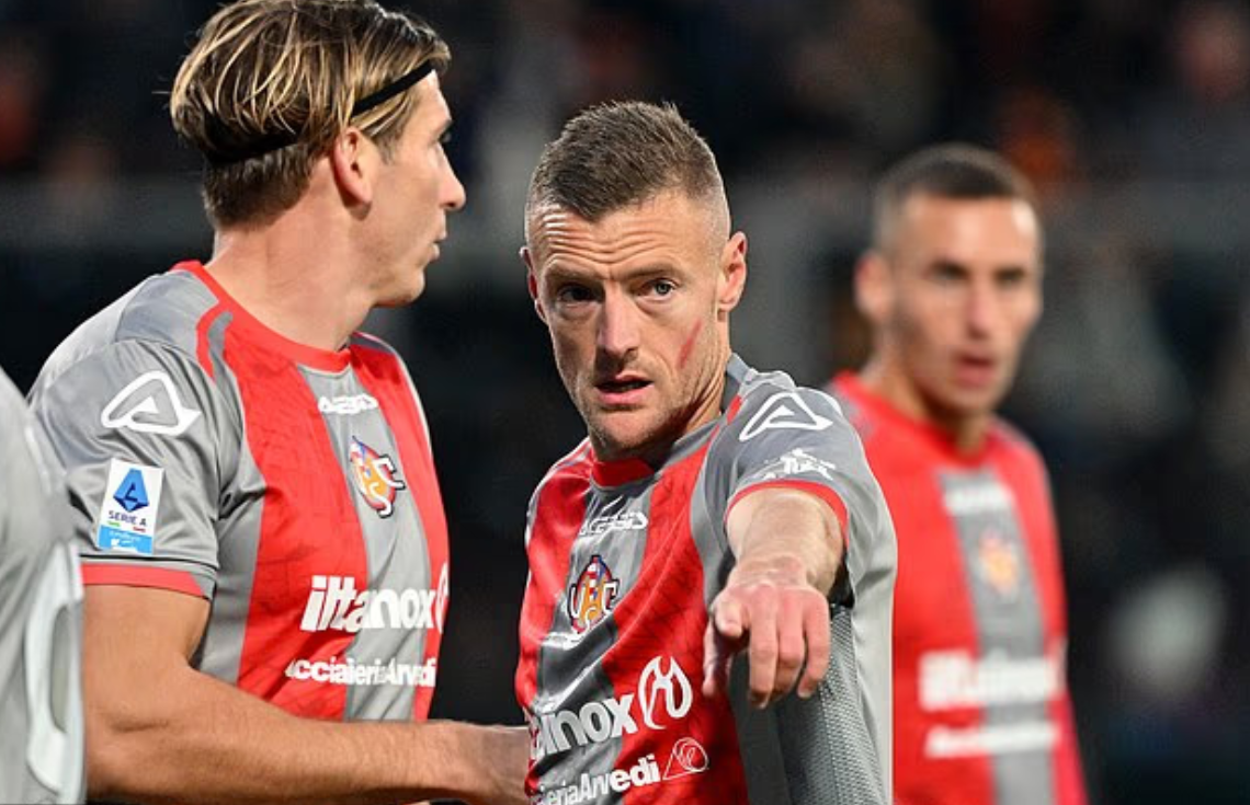 އިޓަލީ ލީގުގައި ކުޅުންތެރިން ދަނޑަށް އެރިއިރު މޫނު މަތީގައި އަނިޔާވެރިކަމުގެ ނިޝާނެއް ހުރީ ކީއްވެ؟