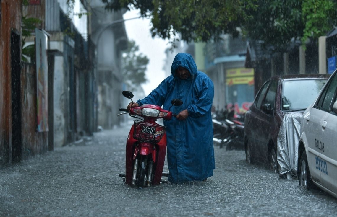 މާލޭގެ ފެންބޮޑުވެފައިވާ 7 ސަރަޙައްދަކުން ފެން ހިންދުމުގެ މަސައްކަތް ސިފައިން ފަށައިފި