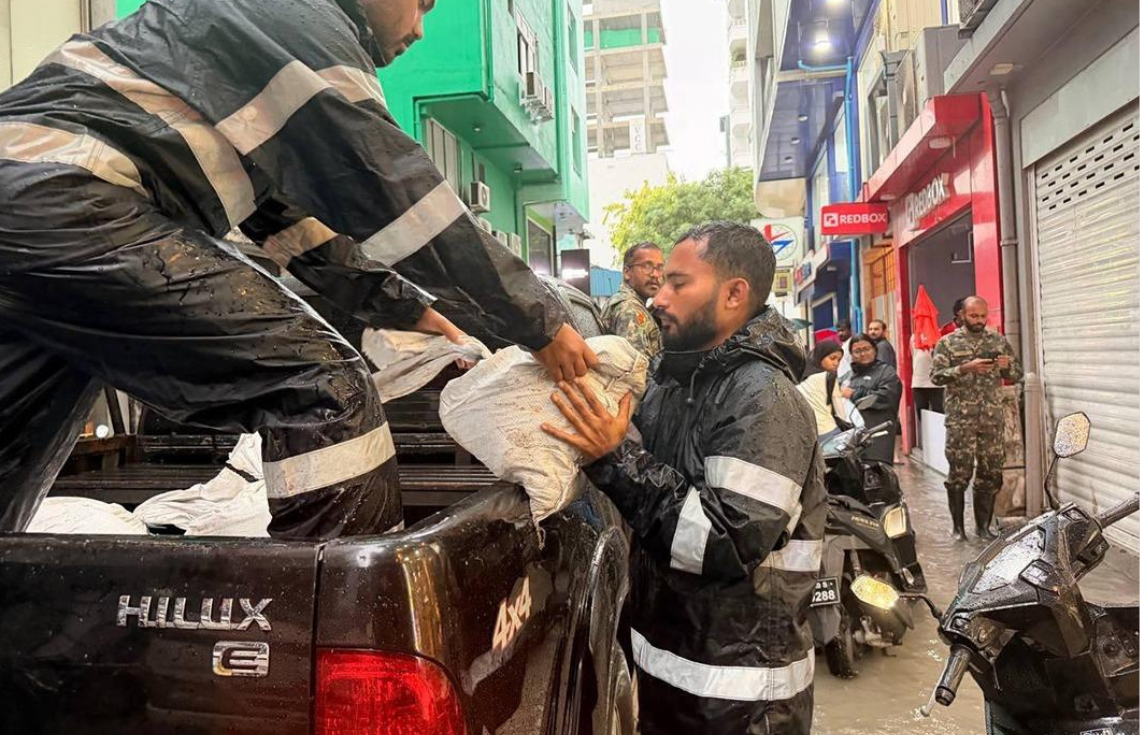 މާލޭގައި ފެންބޮޑުވުމުގެ ސަބަބުން ސިފައިން ފެށި އޮޕަރޭޝަނުގައި މިހާތަނަށް 6،700 ޓަނުގެ ފެން ހިއްކައިފި