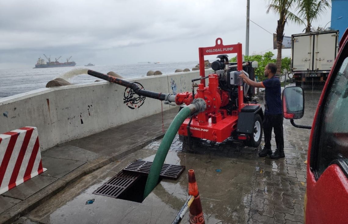 ބޯކޮށް ވާރޭވެހި، މާލޭގެ މަގުތަކުން ފެން ހިންދުމަށް ސިފައިން ނިކުމެއްޖެ