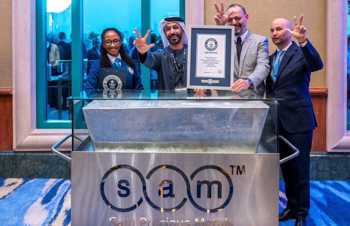 ދުނިޔޭގެ އެންމެ ބޮޑު "ސިލްވަރ ބަރ" ތައާރަފްކޮށް، ޔުނައިޓެޑް އަރަބް އެމިރޭޓްސް ރެކޯޑް ފޮތަށް!