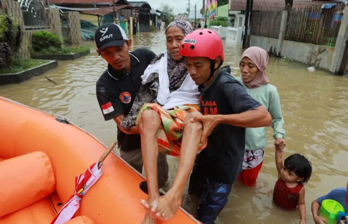 އިންޑޮނޭޝިއާގައި ފެންބޮޑުވުމުގެ ސަބަބުން މަރުވި މީހުންގެ ޢަދަދު 174 އަށް އަރައިފި