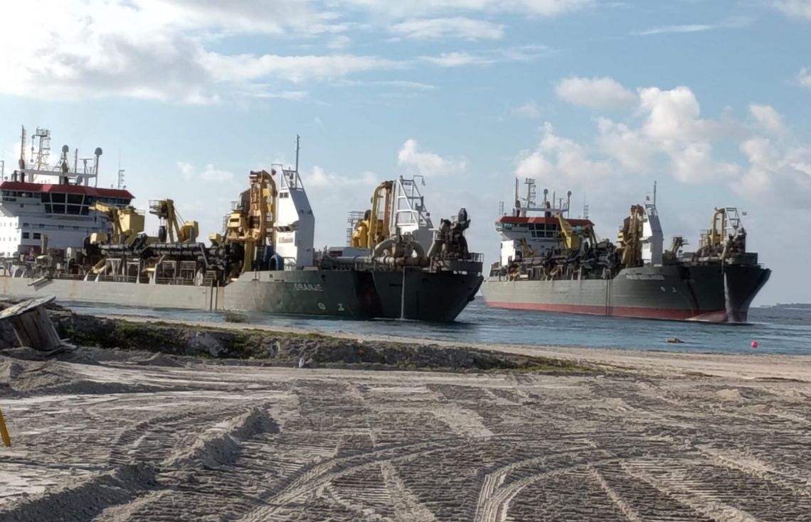 ހުޅުމާލެ ފޭސް 3 ހިއްކުމުގެ މަސައްކަތް 2 ޑްރެޖަރު ބޭނުންކޮށްގެން އަވަސްކޮށް، ފެބްރުއަރީ މަހަށް ނިންމުމަށް އަމާޒު ހިފައިފި!