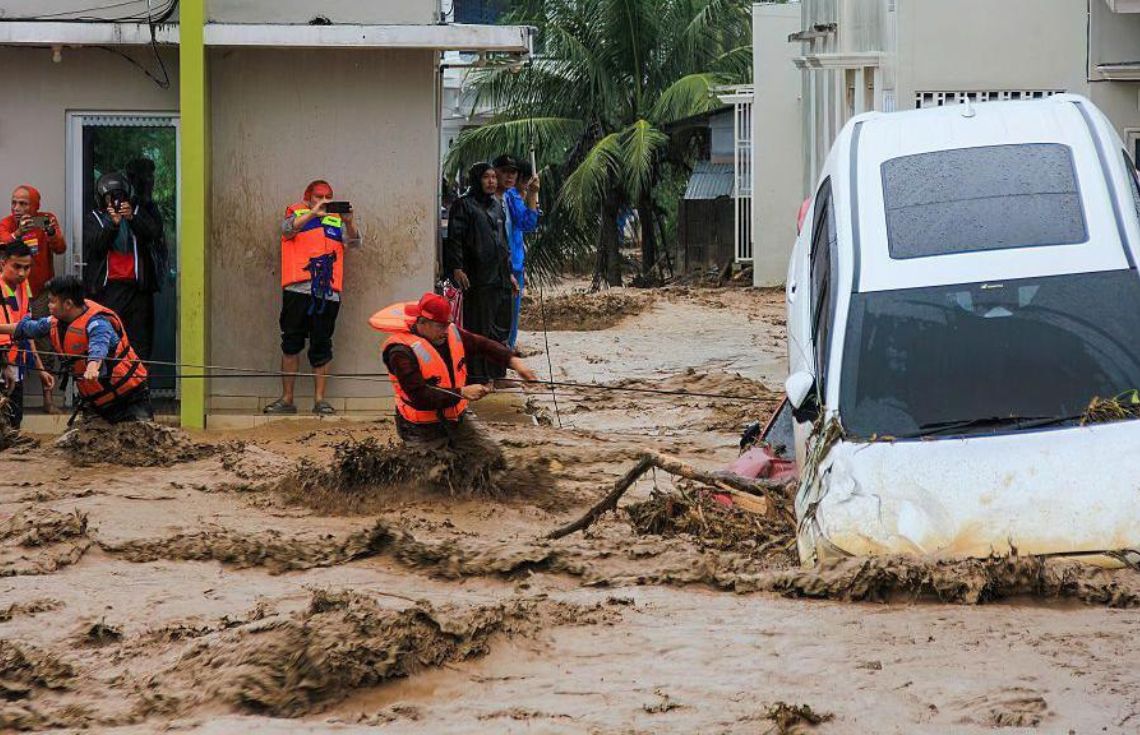 ދެކުނު އިރުމަތީ އޭޝިއާ ފެންބޮޑުވުމުގެ ކާރިސާގައި މަރުވި މީހުންގެ އަދަދު 321 އަށް އަރައިފި
