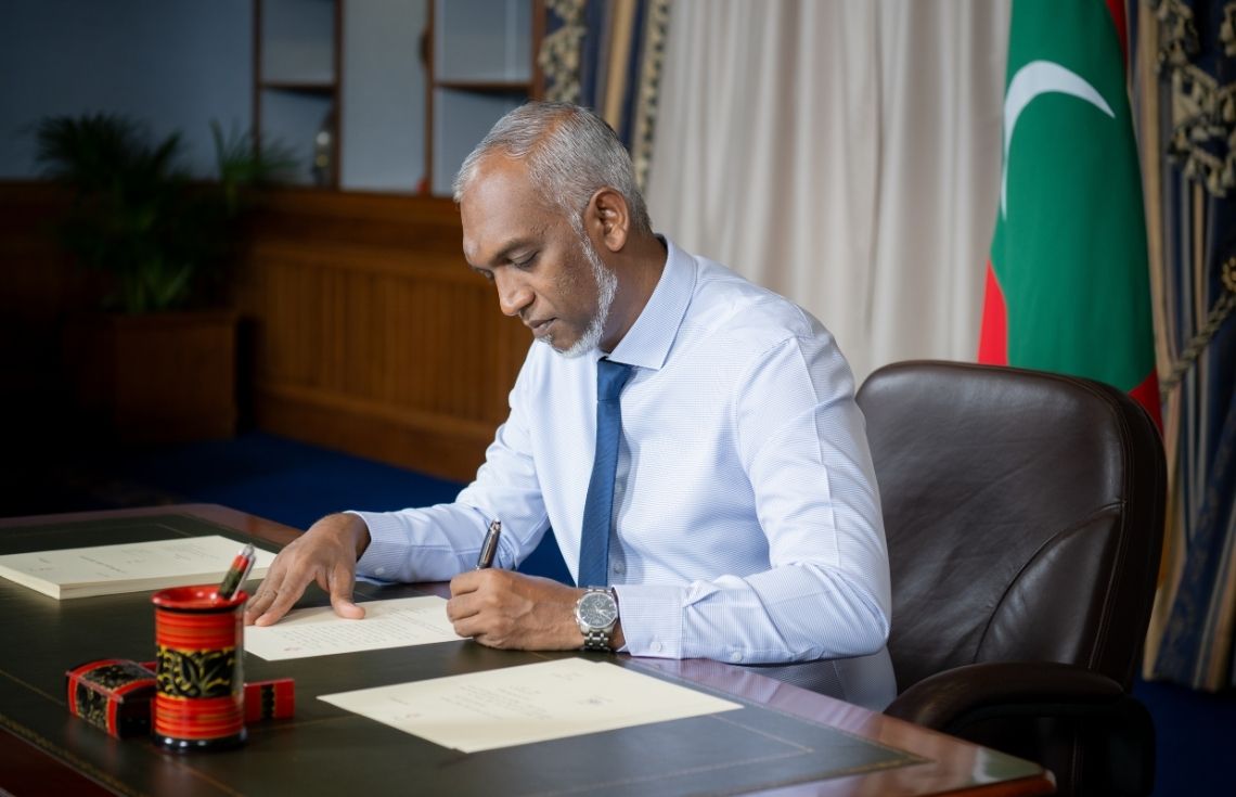 ދިވެހިރާއްޖޭގެ އިދާރީ ދާއިރާތައް ލާމަރުކަޒީ އުޞޫލުން ހިންގުމުގެ ޤާނޫނަށް އިޞްލާޙު ގެނައުމުގެ ބިލު ރައީސް ތަސްދީޤުކުރައްވައިފި