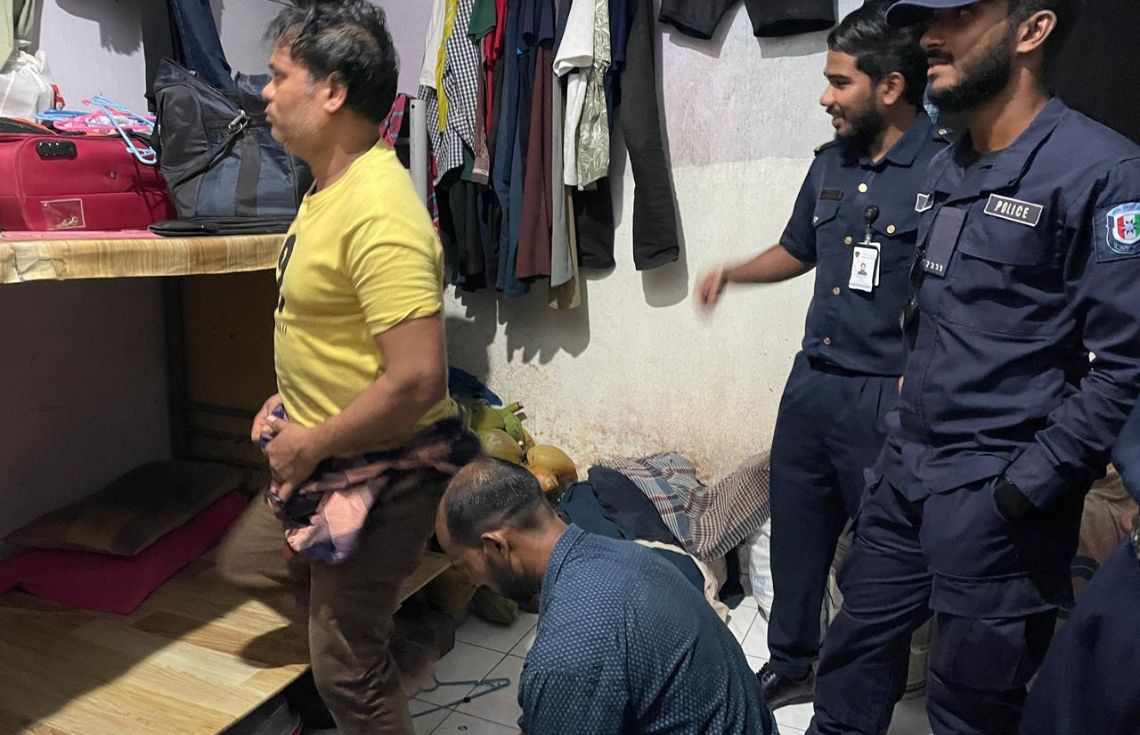 ކޮޓަރިއެއްގައި ކުރުނބާ ފަނި ތައްޔާރުކުރަމުންދިޔަ ދެ ބިދޭސީއަކު އިމިގްރޭޝަންގެ ބެލުމުގެ ދަށަށް ގެންގޮސްފި