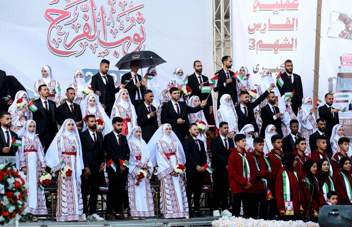 ދެ އަހަރު ދުވަހުގެ އަނިޔާވެރިކަމާއި މަރާއި ހަލާކާއި ވޭނާއި ކެކުޅުމަށްފަހު ޣައްޒާގައި 54 މީހުންގެ ކައިވެނީގެ ހަފްލާއެއް ބާއްވައިފި!