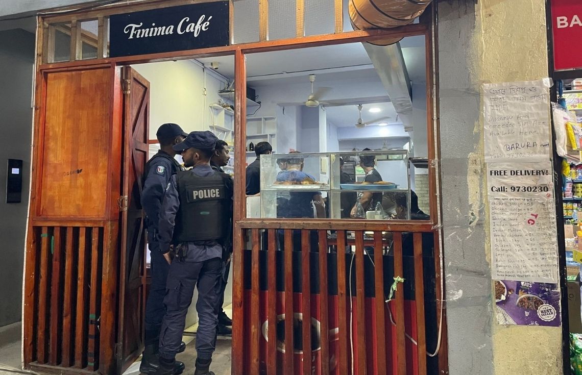 ހުއްދަ ނެތި ދުންފަތުގެ ބާވަތްތައް ވިއްކަމުންދިޔަ ތަނެއް ފުލުހުން ބަންދުކޮށްފި