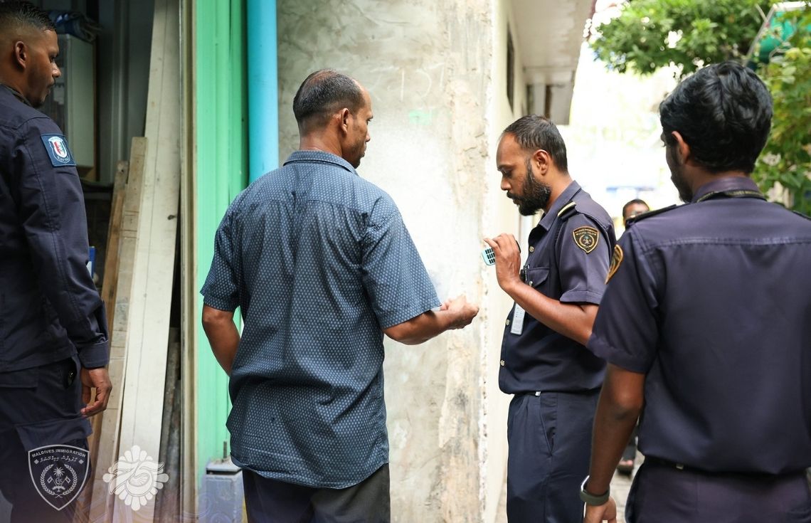 ބިދޭސީން ޤަވާއިދާ ޚިލާފަށް ހިންގަމުންދިޔަ 11 ވިޔަފާރިއެއް ބަންދުކޮށްފި