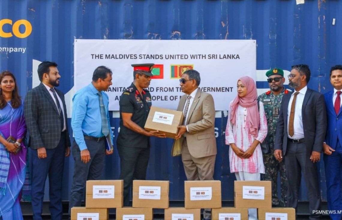 ޙާލުގައި ޖެހިފައިތިބި ލަންކާ ރައްޔިތުންނަށް ރާއްޖެއިން ހަދިޔާކުރި މަސްދަޅުތައް ރަަސްމީކޮށް ލަންކާ ސަރުކާރާ ހަވާލުކޮށްފި