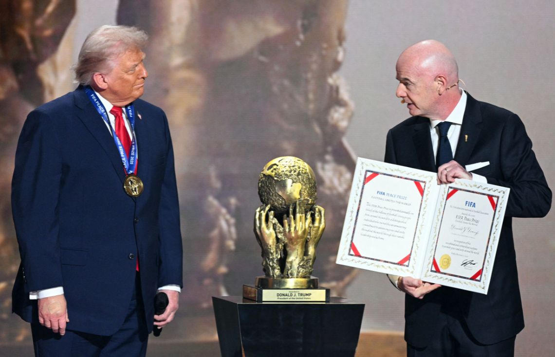 ފީފާގެ ސުލްހައިގެ އެވޯޑު އެމެރިކާގެ ރައީސް ޑޮނަލްޑް ޓްރަމްޕަށް އަރުވައިފި