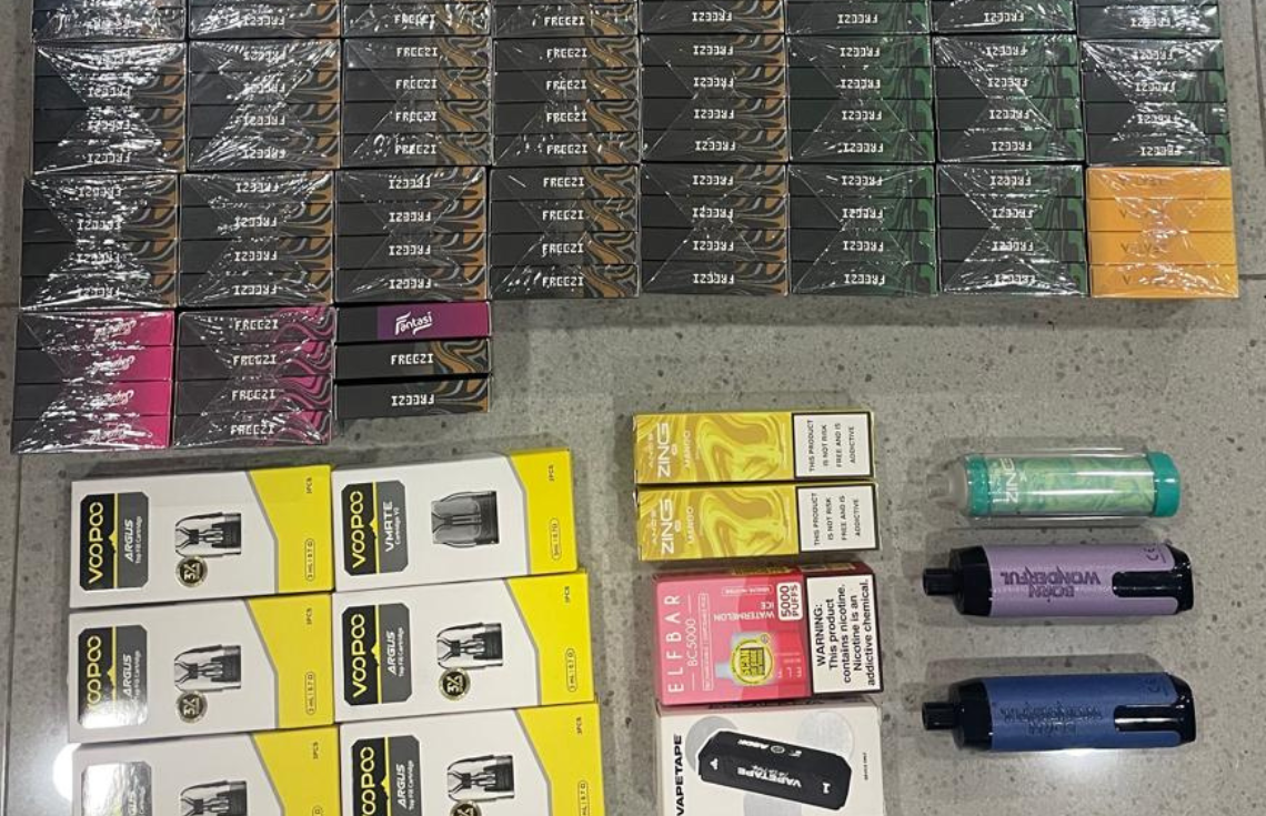 ފުލުހުން ހިންގި އޮޕަރޭޝަނެއްގައި ދެ ގެއަކުން ވޭޕްއާ ގުޅޭ ގިނަ އަދަދެއްގެ ސާމާނު ހޯދައިފި