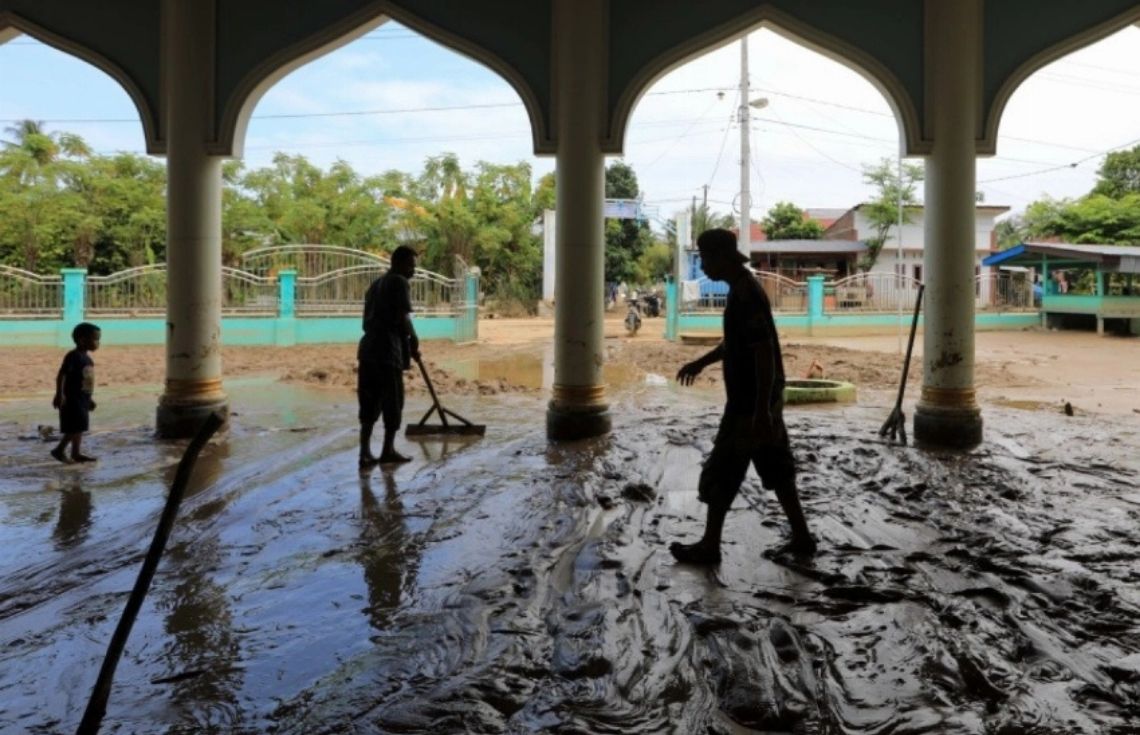 އިންޑޮނޭޝިއާގައި ތޫފާނުގެ ސަބަބުން ފެންބޮޑުވުމުގެ ހާދިސާގައި މަރުވި މީހުންގެ އަދަދު 900 އިން މައްޗަށް