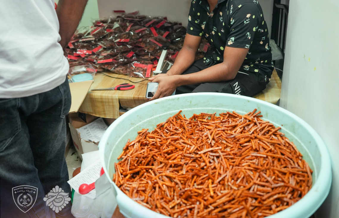 މުރުމުރާއި، ގުޅަ، އަތުޖެހިފަދަ ތަކެތި ހަދަމުން ދިޔަ ބިދޭސީންތަކެއް އިމިގްރޭޝަނުގެ ބެލުމުގެ ދަށަށް ގެންގޮސްފި