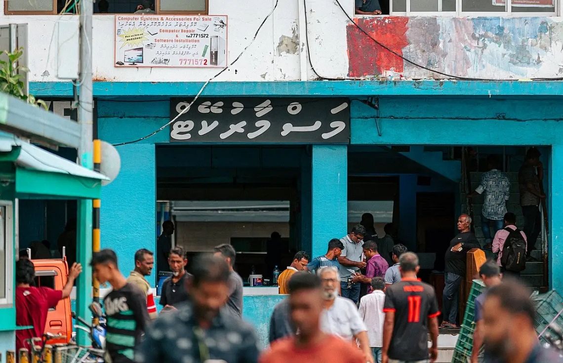 ޖަޕާނުގެ ހިލޭ އެހީގައި މާލޭގައި ޒަމާނީ މަސް މާރުކޭޓަކާއި ތަރުކާރީ މާރުކޭޓެއް އަޅަނީ