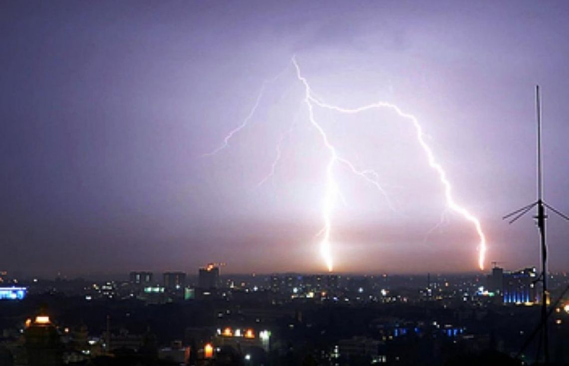 ގަދަޔަށް ވިދާ ގުގުރާނެކަމަށް ލަފާކުރެވޭތީ ލަންކާގެ 7 ޑިސްޓްރިކްޓަކަށް ރަތް ސަމާލު!