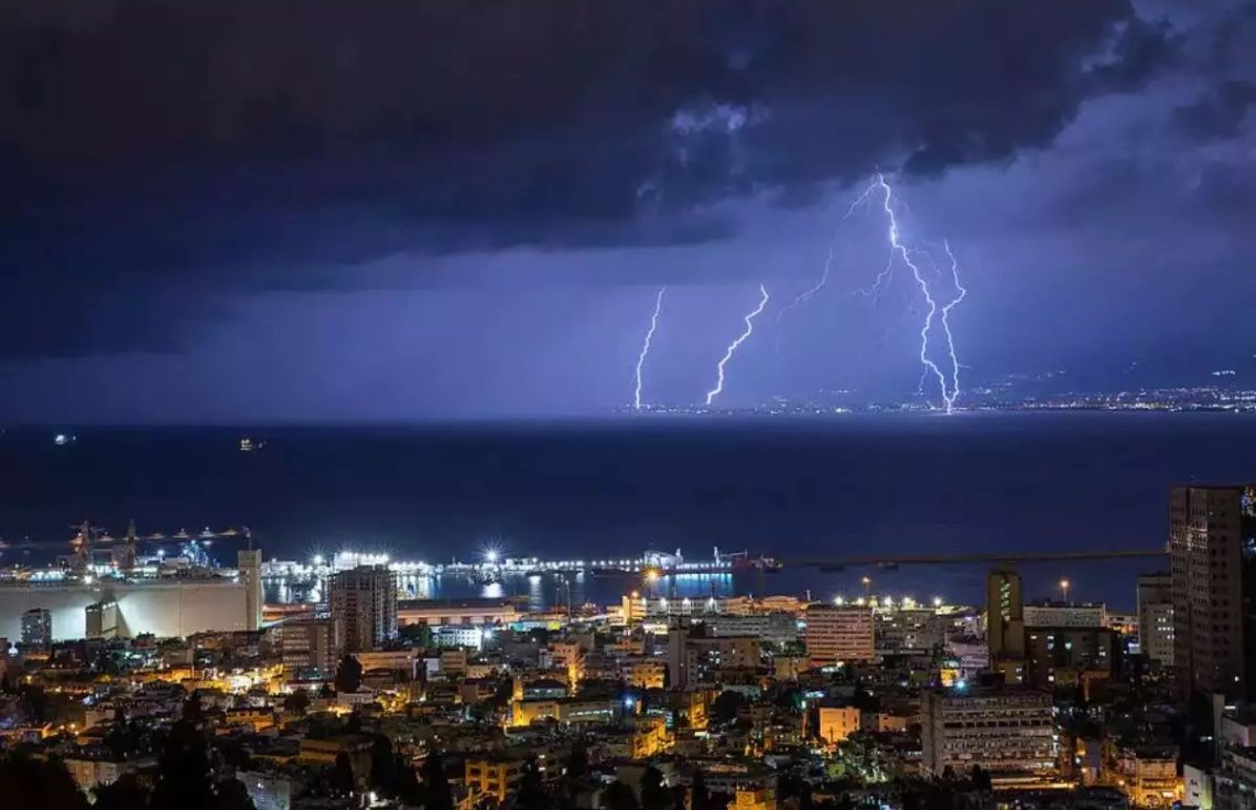 ނިރުބަވެރި އިސްރާއީލަށް މޫސުން ގޯސްވެ، އެޤައުމުގެ މަތީގައި ބާރުގަދަ ތޫފާނެއް!