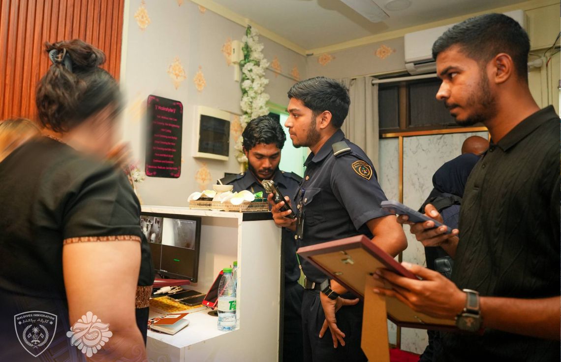 މަސާޖު ޕާލަރެއް ބަލައި ފާސްކޮށް، ހަތަރު ބިދޭސީއަކު އިމިގްރޭޝަންގެ ބެލުމުގެ ދަށަށް ގެންގޮސްފި