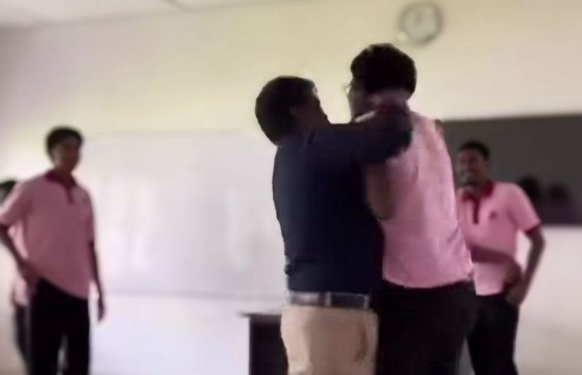 ދަރިވަރެއްގެ ކަރުގައި ހިފައި، ތަޅައި އަނިޔާކުރި ބިދޭސީ މުދައްރިސެއްގެ މައްސަލަ ތަޙުޤީޤުކުރަނީ