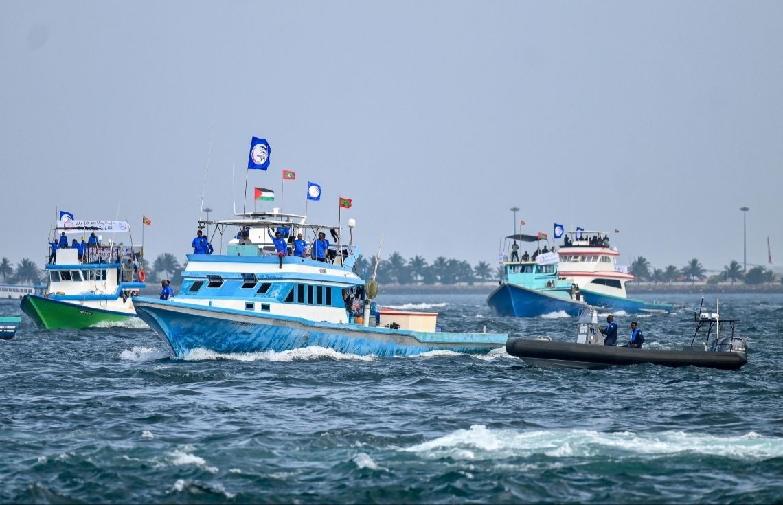 މަސްވެރިންގެ އިހުތިޖާޖު: ފުލުހުންގެ މަސައްކަތަށް ހުރަސްއެޅި 3 މީހަކާއެކު 2 ދޯނިވެސް ފުލުހުންގެ ބެލުމުގެ ދަށަށް!