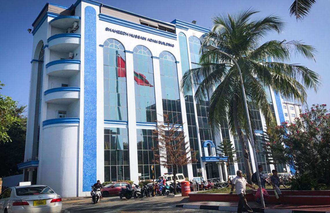 ފުލުހުން ހިފެހެއްޓި ފޯނެއް ނުދީގެން ކޯޓަށް ދިޔުމުން، ފޯނު އަނބުރާ ދީފި