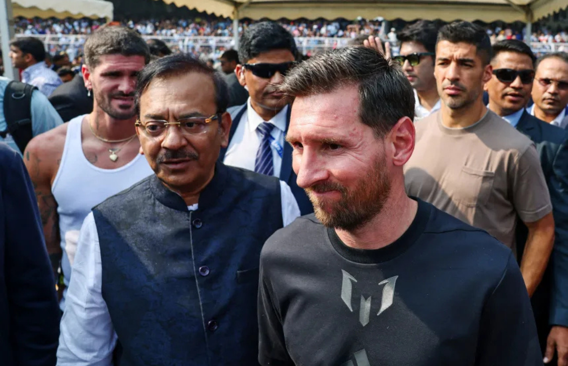 މެސީގެ ޒިޔާރަތާ ގުޅިގެން އިންޑިއާ ސަޕޯޓަރުން ރުޅި ގަދަވީ ޓިކެޓަށް ހޭދަކުރި ފައިސާ ބޭކާރުވީކަމަށް ޤަބޫލުކުރެވުމުން