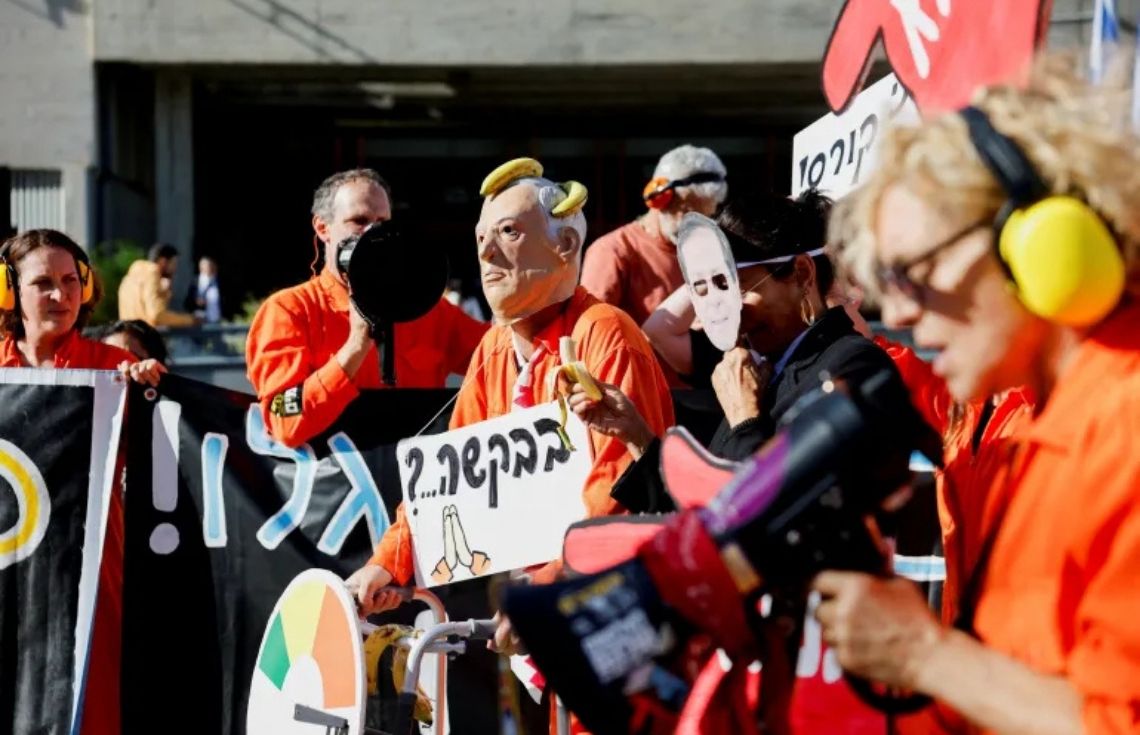 ނަތަންޔާހޫ އާ ދެކޮޅަށް އިޒްރާއިލްގެ އެތައްހާސް ބަޔަކު މުޒާހާރާ ކޮށްފި