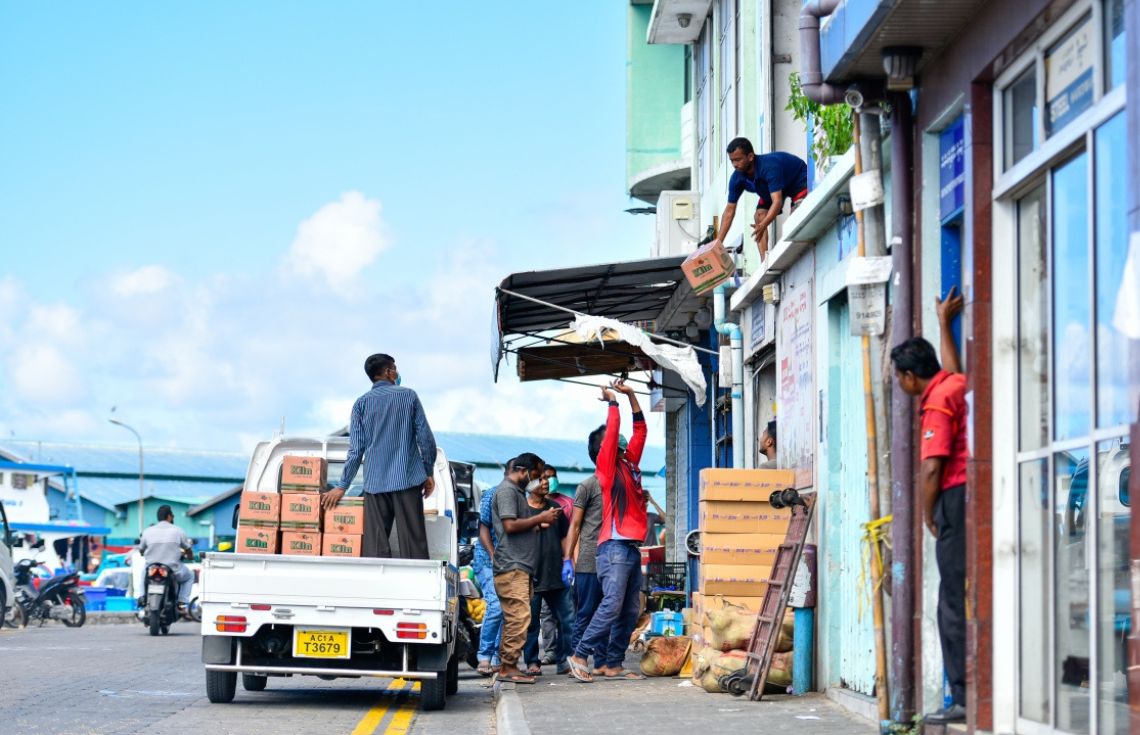 ބާޒާރުމަތީގެ މަގު ހަދާތީ އެ ސަރަހައްދުގައި އަޅާފައި ހުރި ކަނޑު އުޅަނދުތައް ނަގަން އަންގައިފި