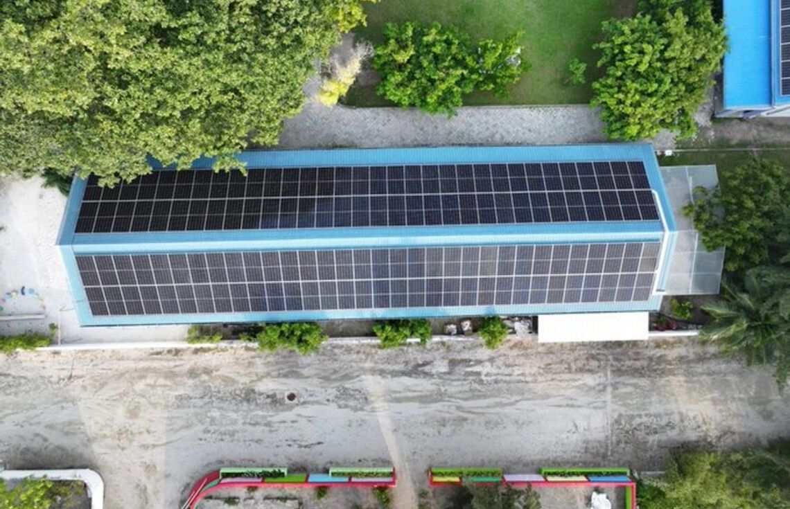 ރ. ރަސްމާދޫގައި ބޮޑު ސޯލާ-ޑީސަލް-ބެޓެރީ ހައިބްރިޑް ނިޒާމެއް ޤާއިމުކުރަނީ