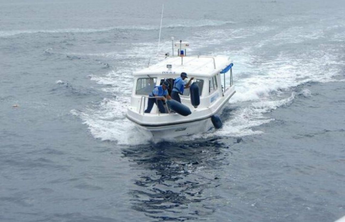 ދިޔަވަމުންދިޔަ ދޯންޏެއްގައި އެކަނިމާއެކަނި ދަތުރުކުރަމުން ދިޔަ ޢުމުރުން ދުވަސްވީ މީހެއް ފުލުހުން ސަލާމަތްކޮށްފި