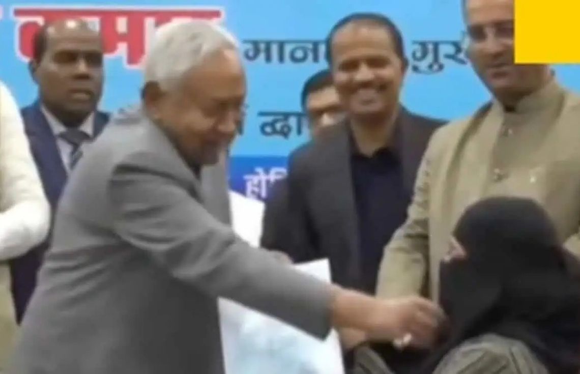 އިންޑިއާގެ ބިހާރުގެ ޗީފް މިނިސްޓަރު މުސްލިމް ޑޮކްޓަރެއްގެ ނިޤާބު ނެގުން، ގިނަ ބަޔަކު ނުރުހުން ފާޅުކޮށްފި