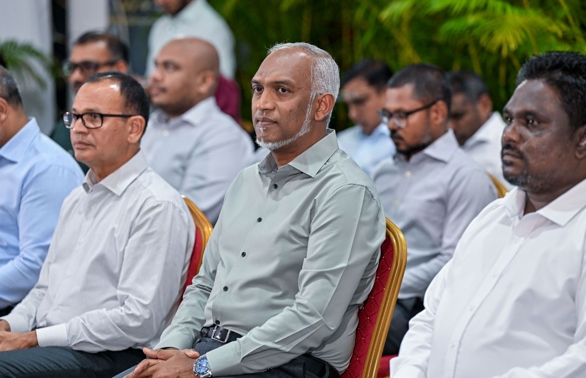 މި ސަރުކާރުން އެކި ކުންފުނިތަކާއި ތަރައްގީގެ މަޝްރޫއުތައް ކުރިއަށް ގެންދިއުމަށް ހަވާލުކޮށްފައިވަނީ ޤާނޫނާއި ޤަވާއިދާ އެއްގޮތަށް: ރައީސް