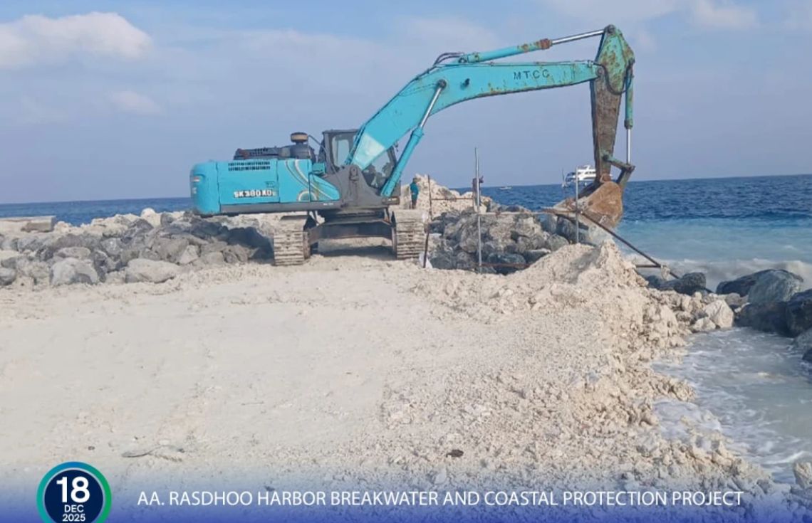 ރަސްދޫ ގޮނޑުދޮށް ޙިމާޔަތްކުރުމުގެ މަޝްރޫޢު: ބަނދަރުގެ ބޭރު ތޮށީގައި ހިލަ ޖެހުން ކުރިއަށް