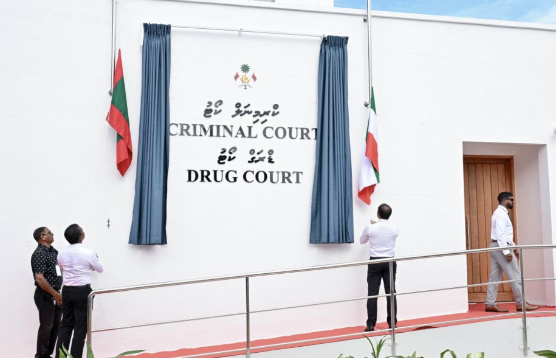 ރާއްޖެއަށް 2 ކިލޯ މަސްތުވާތަކެތި ގެނައި އަންހެން މީހަކު 18 އަހަރަށް ޖަލަށް