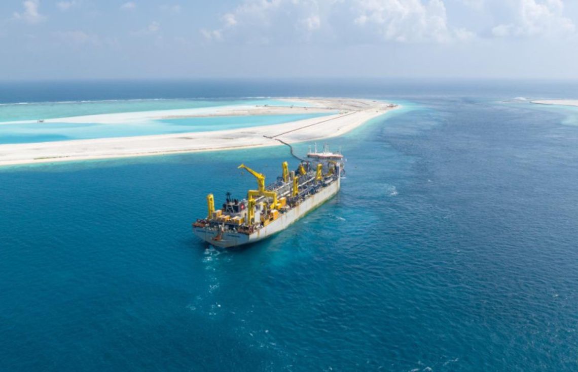 ދުނިޔޭގެ އެންމެ ބޮޑު ޑްރެޖަރާއެކު ރަސްމާލެ މަޝްރޫޢު ހަލުވިކޮށް ދުވާލަކު ހެކްޓަރަކަށް ވުރެ ބޮޑު ސަރަހައްދެއް ހިއްކާ