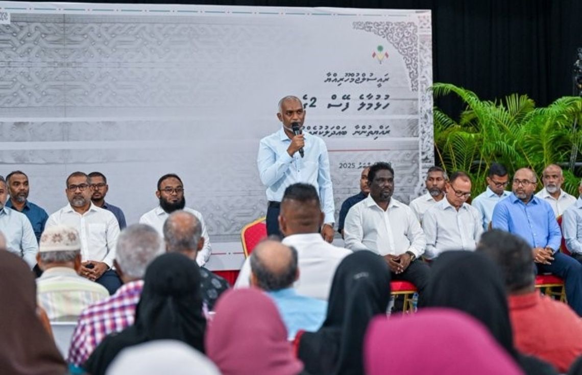 އާދީއްތަ ދުވަހުގެ ރޭ ރައީސް މުޢިއްޒު ހުޅުމާލެ ފުރަތަމަ ފިޔަވަހީގެ ރައްޔިތުންނާ ބައްދަލުކުރައްވަނީ