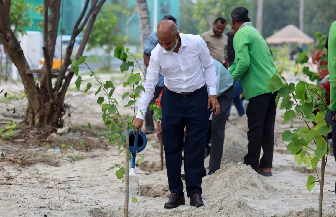 ތަޢުލީމީ ވުޒާރާގެ 93 ވަނަ އަހަރީ ދުވަހާ ގުޅުވައިގެން، ގަސް އިންދުމުގެ ބޮޑު ޙަރަކާތެއް ކުރިއަށް ގެންގޮސްފި