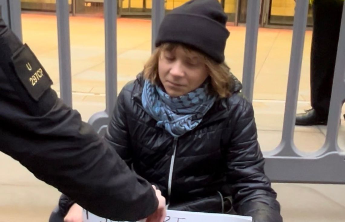 ފަލަސްތީނަށް ތާއީދުކޮށް ބޯޑެއް ހިފައިގެން ހުއްޓާ ގްރެޓާ ތުންބާގް ހައްޔަރުކޮށްފި