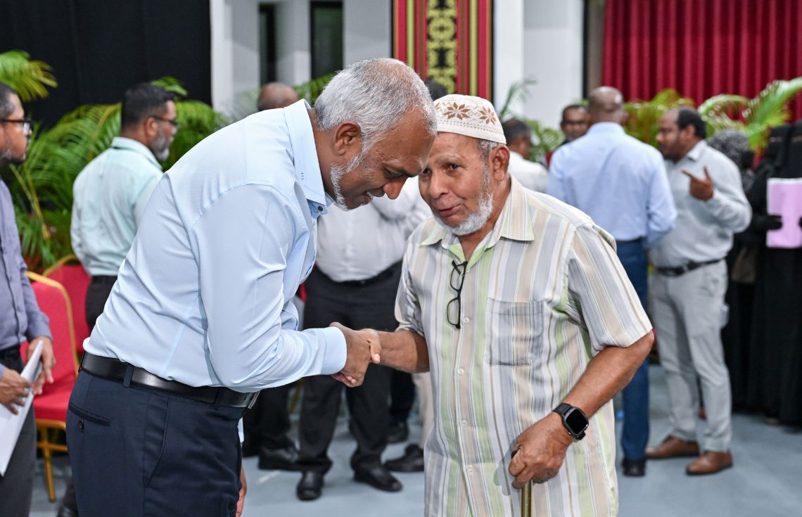 ރައީސް މުޢިއްޒު ދެއްކެވީ ވެރިއަކާއި ރައްޔިތުންނާ ދެމެދު އޮންނަ ގުޅުމުގެ ނަމޫނާ މިސާލެއް!