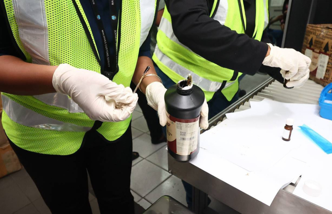 ޗޮކްލެޓް ސިރަޕް ފުޅިތަކެއްގައި 40 ކިލޯގެ މަސްތުވާތަކެތި އެތެރެކުރަން އުޅެނިކޮށް ހިފަހައްޓައިފި