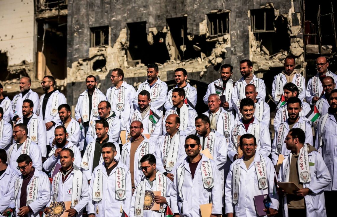 ޣައްޒާގެ އަލް-ޝިފާ ހޮސްޕިޓަލުގެ ހަލާކުވެފައިވާ އިމާރާތުގެ ތެރޭގައި "ހިއުމެނިޓީ ކޯހޯޓް" ގެ ޑޮކްޓަރުން ދަސްވެނިވެއްޖެ