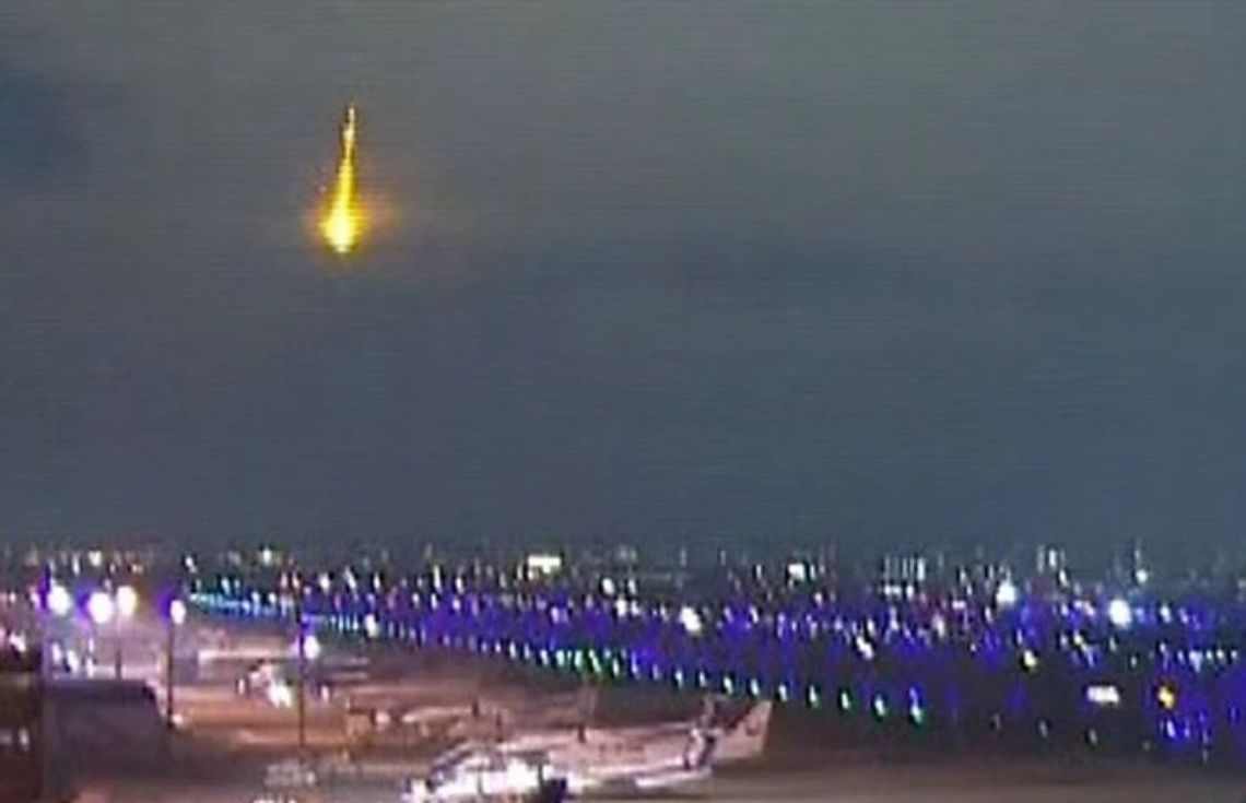 ޖަޕާނުގެ އުޑުމަތިން ބޮޑު އަލިގުޅައެއް ފެނިއްޖެ