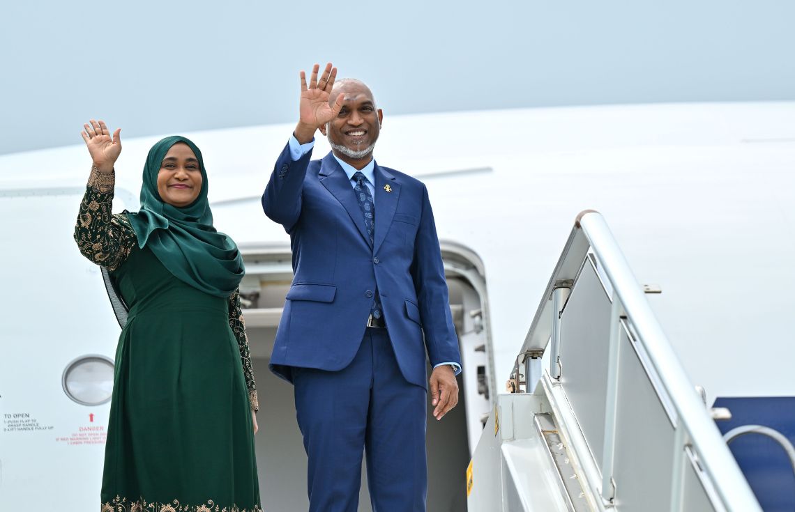 ނުރަސްމީ ދަތުރުފުޅެއްގައި ރައީސްގެ ދެކަނބަލުން ސިންގަޕޫރަށް ފުރާވަޑައިގެންފި