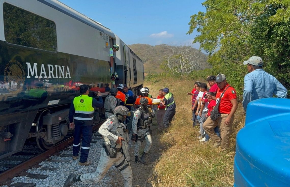 މެކްސިކޯގައި ހިނގި ރޭލު އެކްސިޑެންޓެއްގައި 98 މީހުންނަށް އަނިޔާވެ، 13 މީހަކު މަރުވެއްޖެ