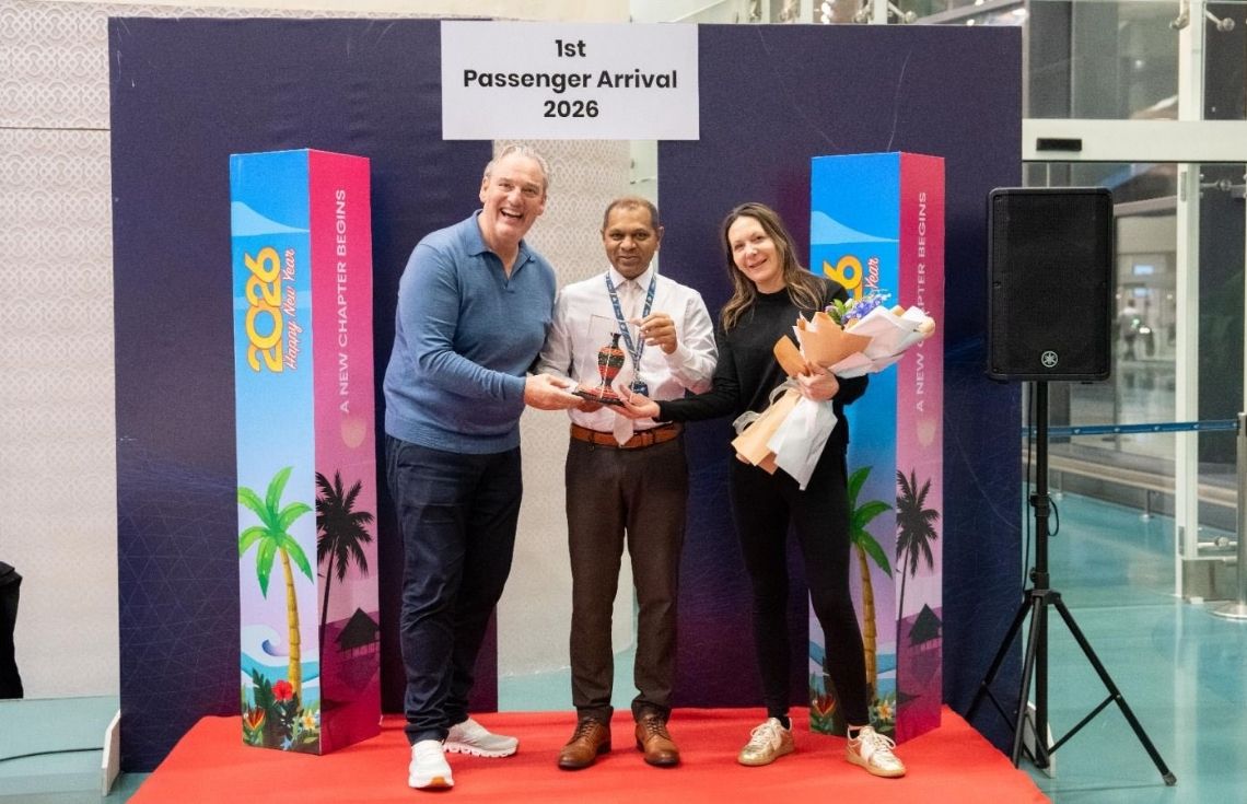 މިއަހަރު ރާއްޖެއަށް ޒިޔާރަތްކުރި ފުރަތަމަ ފަތުރުވެރިޔާއަށް ހޫނު މަރުޙަބާއެއް!