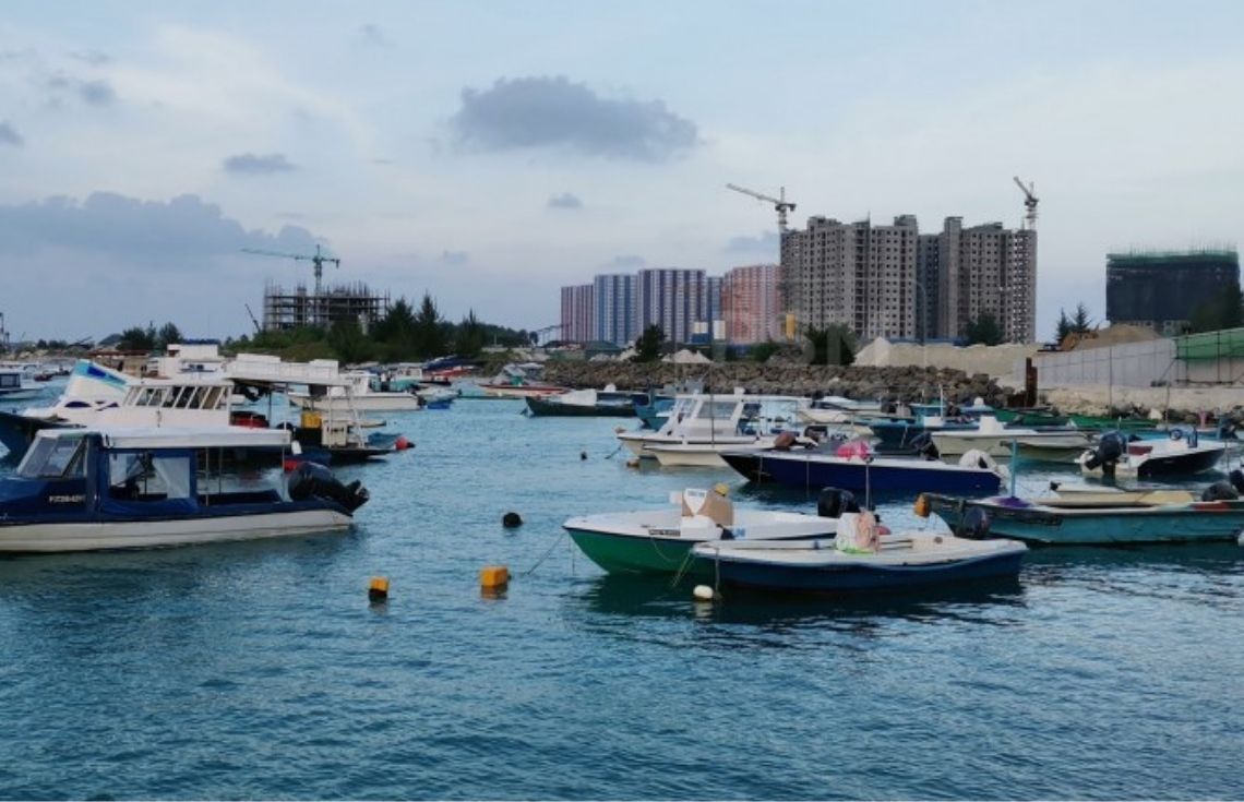 ބާރު ސްޕީޑުގައި ދުއްވުމަށްފަހު، ފިލަން މަސައްކަތްކުރި ޑިންގީއެއް ފުލުހުންގެ ބެލުމުގެ ދަށަށް